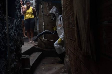 Irmão Firmino faz higienização por conta própria na favela Santa Marta, zona sul do Rio de Janeiro. Foto de Tércio Teixeira.