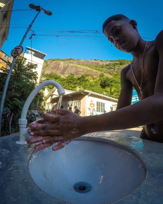 Lavem as mãos! Foto de Renato Errejota, Rocinha.
