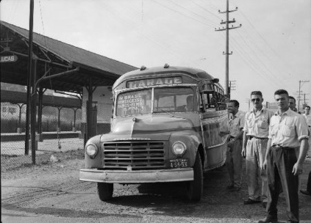 Ônibus tipo lotação encostado junto à antiga e simpática estação de Parada de Lucas nos anos 1950. Acervo Última Hora, Arquivo do Estado de São Paulo..jpg