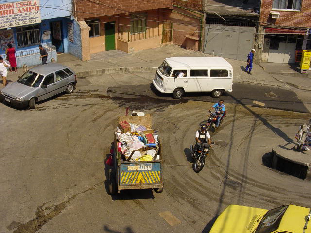 Arquivo:©CReginensi diferentes tipos de transportes Rocinha 2002.jpg