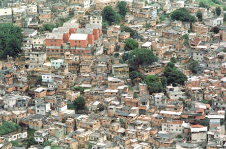Arquivo:Visão aréra da favela.jpg