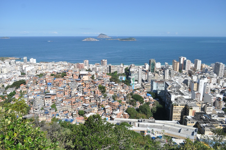 O contraste entre as favelas e a cidade formal em uma zona rica – o PPG