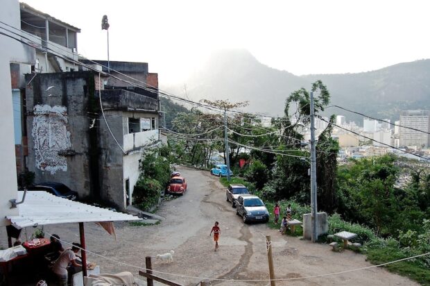 Arquivo:Estradinha faz parte da Ladeira dos Tabajaras, favela localizada entre Botafogo e Copacabana..jpg