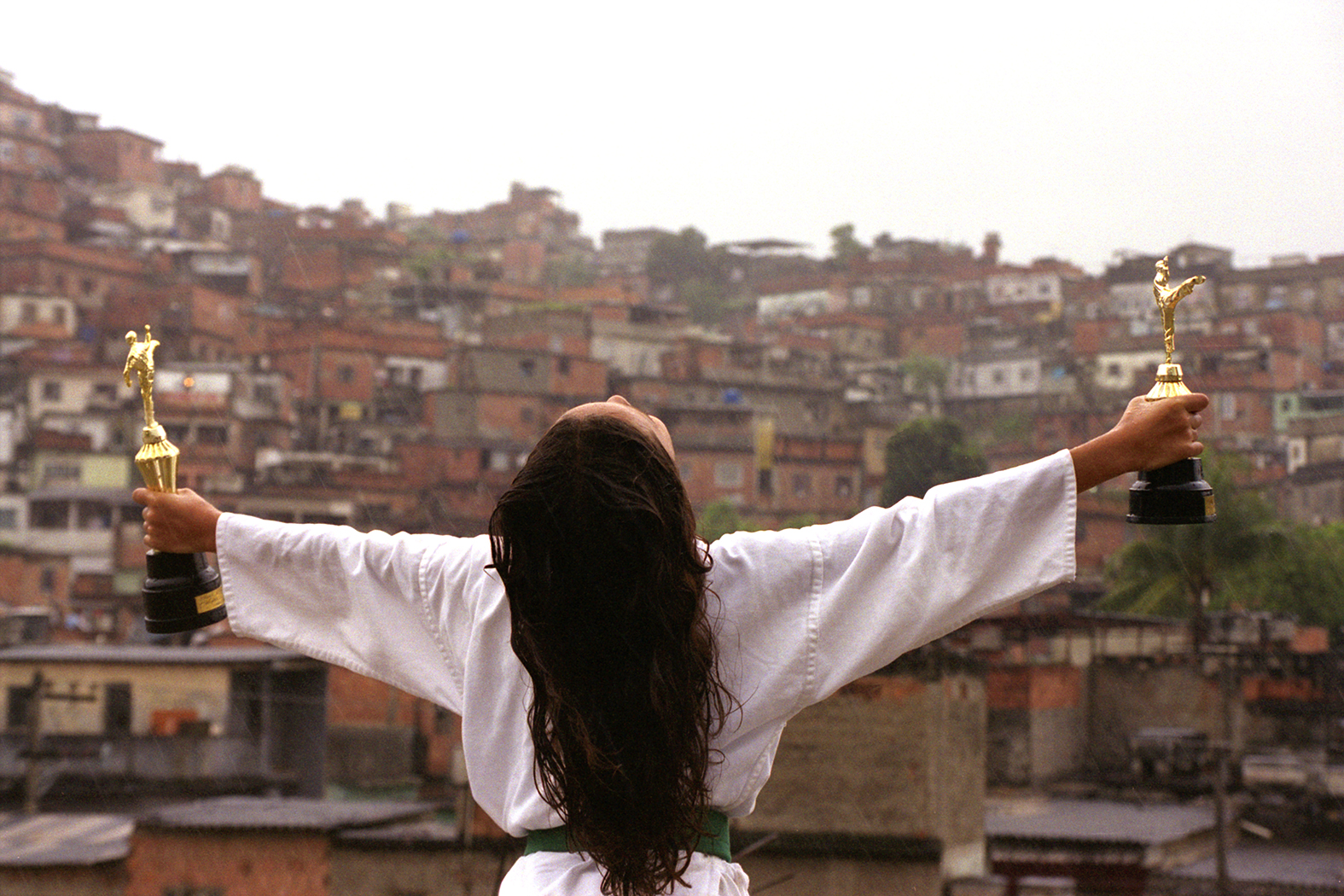 Fotografia publicada no Portal Viva Favela, na matéria "Carateca premiada", realizada em 2002. Foto: Rodrigues Moura