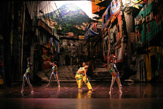 Arquivo:Espetáculo Favela apresentado em 2010.jpg