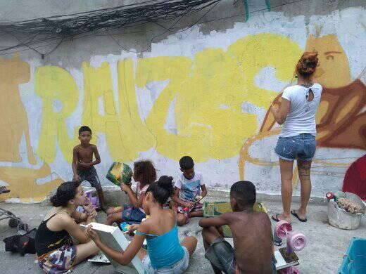 Arquivo:Atividade de grafite com as crianças da favela..jpg