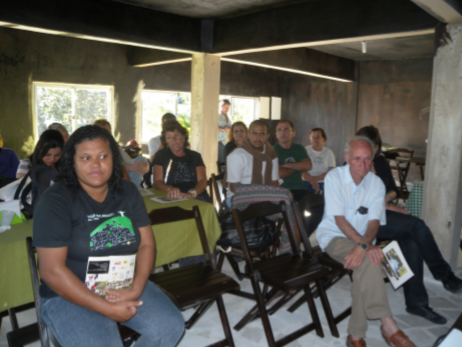 Arquivo:Participantes do Seminário Outro Rio, no Vale Encantado, a barraqueira Mamá, distribuição do mapa da memória,©CReginensi,.png