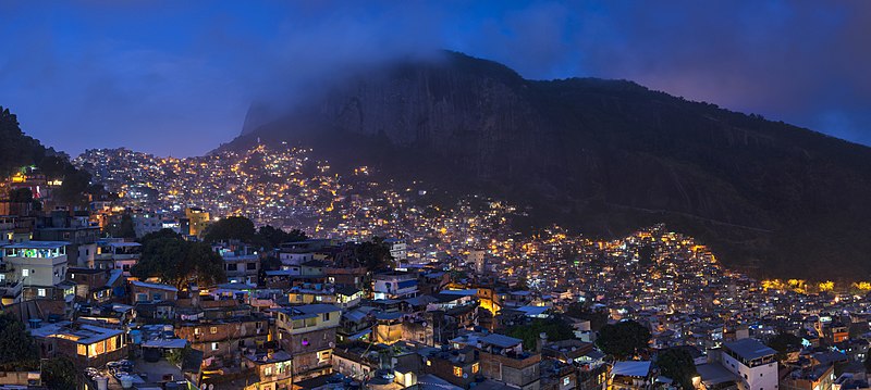 Noite na Rocinha vista do alto.