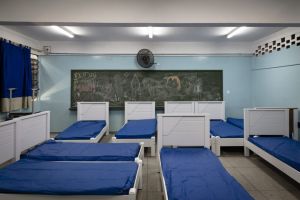 Sala de escola virou dormitório para infectados - Foto de Gui Christ - National Geographic.jpg