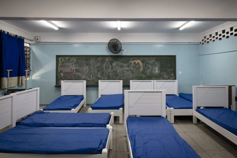 Arquivo:Sala de escola virou dormitório para infectados - Foto de Gui Christ - National Geographic.jpg