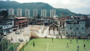 Campo de futebol e outras construções fruto do Favela-Bairro..jpg