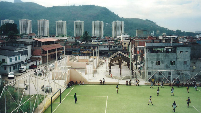 Arquivo:Campo de futebol e outras construções fruto do Favela-Bairro..jpg