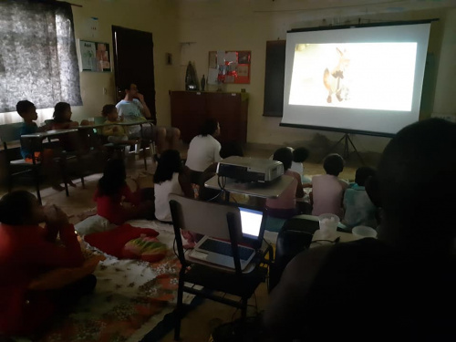 Crianças assistindo a uma sessão de cinema do FavelaCine Pipoca!.jpg