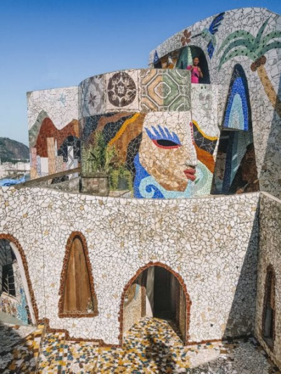 As paredes de mosaico do mirante foram feitas de forma colaborativa por visitantes de vários países.jpeg