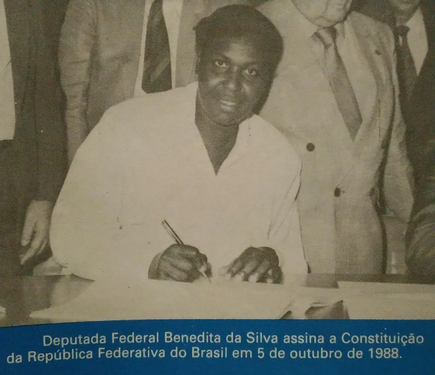 Benedita assinando a Constituição em out de 1988