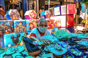 Maria José, de 84 anos, sustenta a família com chinelos, que vende há 40 anos, na feira da Teixeira – Foto de Matheus Affonso.png