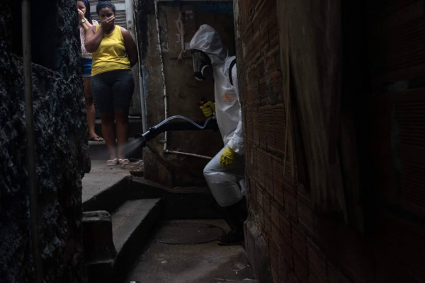 Irmão Firmino, fazem higienização por conta própria na favela Santa Marta, zona sul do Rio de Janeiro.jpg