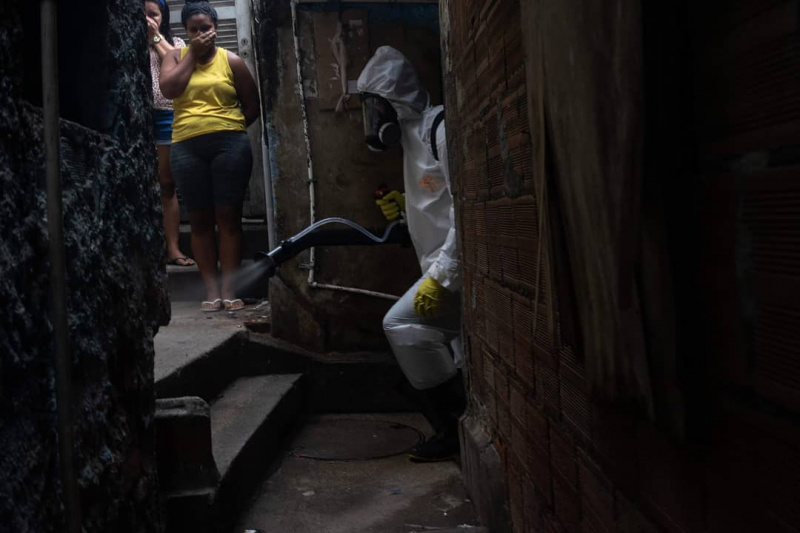Arquivo:Irmão Firmino, fazem higienização por conta própria na favela Santa Marta, zona sul do Rio de Janeiro.jpg