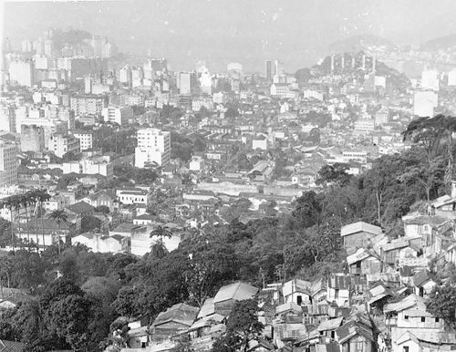 Favela Macedo Sobrinho, 1964. Paisagem do Rio de Janeiro com o Pão de Açúcar ao fundo..jpg