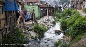 A falta de saneamento básico nas favelas causa adoecimento e morte - Magé