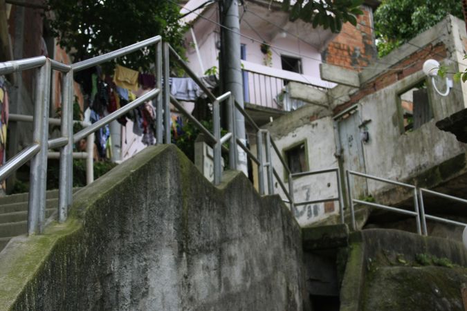 Foto de acesso por escada em favela (Sônia Fleury)