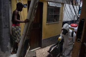Morador faz higienização por conta própria na favela Santa Marta, zona sul do Rio de Janeiro, 10-04-2020..jpg