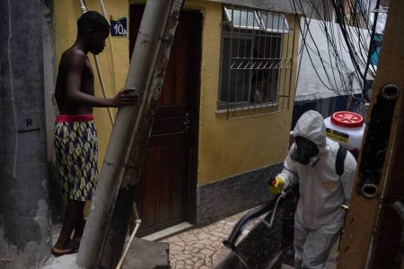 Morador faz higienização por conta própria na favela Santa Marta, zona sul do Rio de Janeiro, 10-04-2020. Foto de Tércio Teixeira.