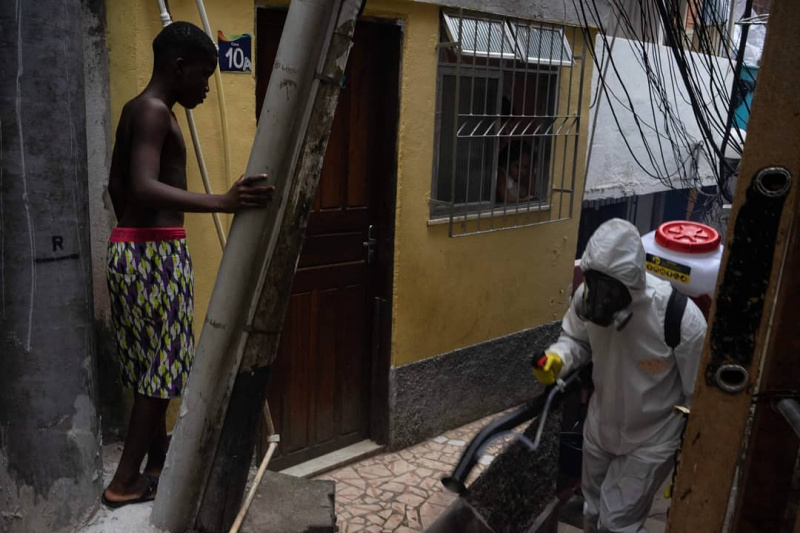 Arquivo:Morador faz higienização por conta própria na favela Santa Marta, zona sul do Rio de Janeiro, 10-04-2020..jpg