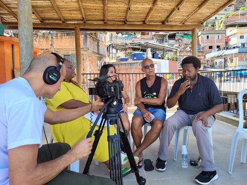 Foto da entrevista com Itamar Silva. Foto de Gabriel Nunes.