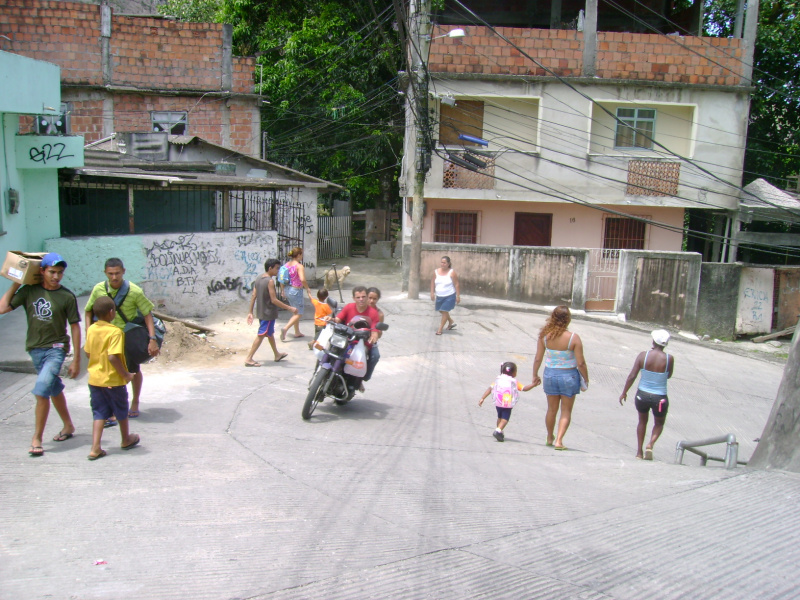 Arquivo:©CReginensi-rua subindo Rocinha -2006.JPG
