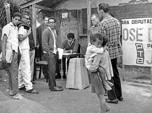Favela Macedo Sobrinho, 1966. Eleições Fafeg, Presidente Marco Torres e o candidato a vice Aloísio..jpg