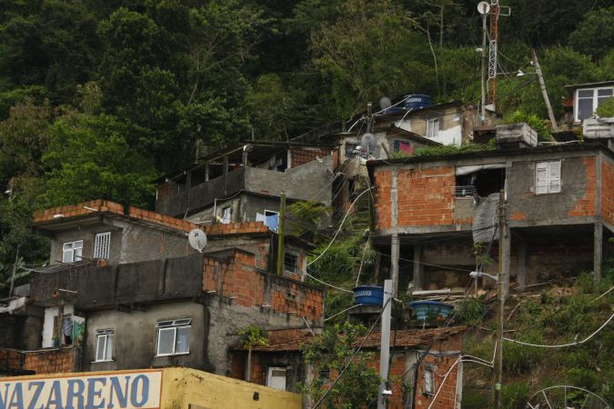 Foto de moradias no plano inclinado em favela (Sônia Fleury)