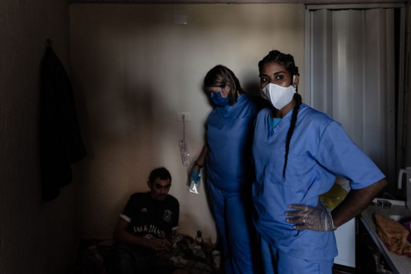 Arquivo:Atendimento das enfermeiras contratadas pela comunidade - Foto de Gui Christ - National Geographic.jpg