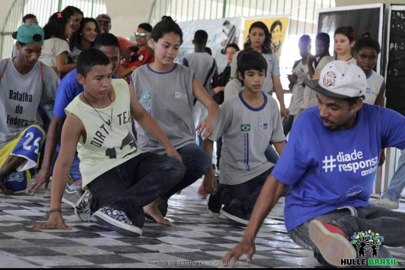 Arquivo:Zulu TecNykko ensinando passos de hip hop para alunos de escola pública estadual. Foto - Beatriz Dias..png