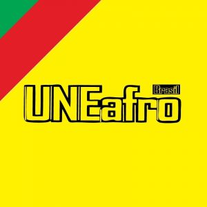 Fundo amarelo com duas faixa verde e vermelho no canto superior à esquerda. Letras vazadas de cor preta formando o nome "UNEafro" e em cima de preto a palavra "Brasil".