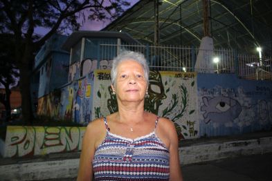 Foto da moradora em frente a praça da Vila Operária
