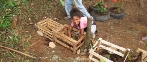 Criança na horta comunitária da Vila Laboriaux, na Rocinha (RJ).jpg