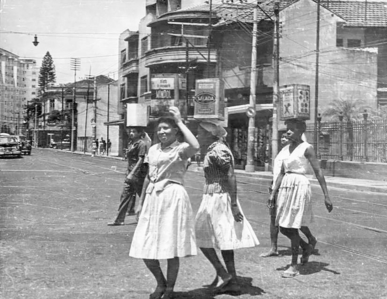 Arquivo:Favela Macedo Sobrinho, 1964, Mulheres carregando água. Foto de Cristina Schroeder.jpg