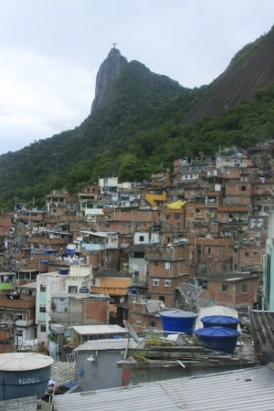 Foto de uma favela com do morro do Cristo Redentor ao fundo (Sônia Fleury)