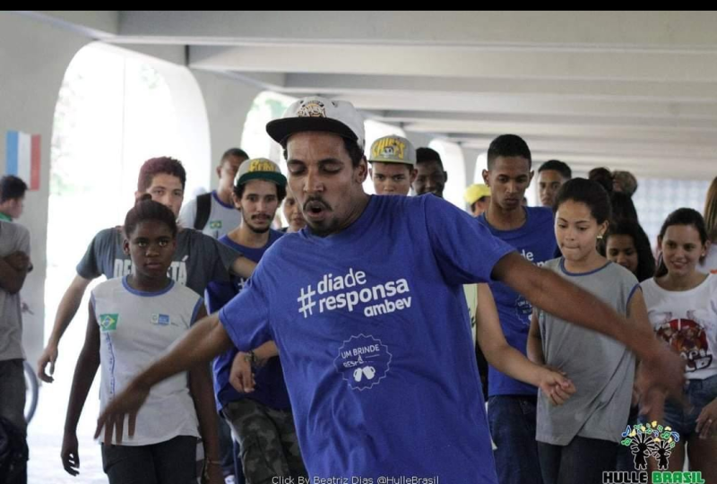 Arquivo:Zulu TecNykko dançando com Cypher Kids em escola pública da Baixada Fluminense. Foto - Beatriz Dias..png