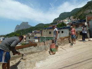 Moradores reconstroem muro na Rocinha, após enchente em 2019. Foto de Kita Pedroza