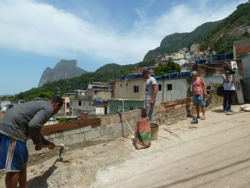 Arquivo:Moradores constroem muro na Rocinha após enchente 2019 Foto Kita Pedroza.jpg