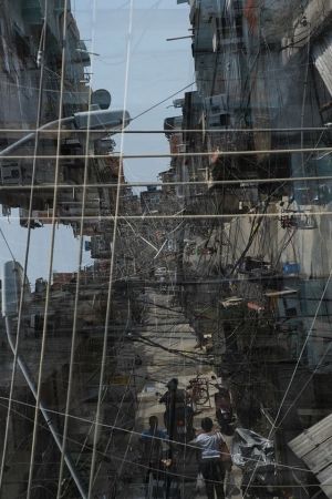 Foto de uma viela em uma favela repleta de teias de fiação elétrica (Bira Carvalho)