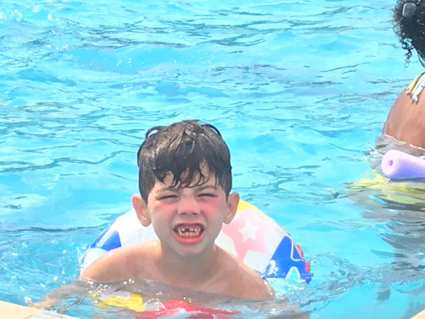 Criança na piscina, em uma das atividades da Colônia.JPG