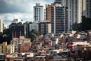 Favela-de-Paraisopolis -na-Zona-Sul-de-Sao-Paulo -e-predios-do-bairro-do-Morumbi-atras-Foto-Fabio-Ti.jpg