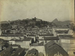 Morro do Castelo na paisagem do Centro da cidade do Rio de Janeiro, com o Pão de Açúcar ao fundo. .png