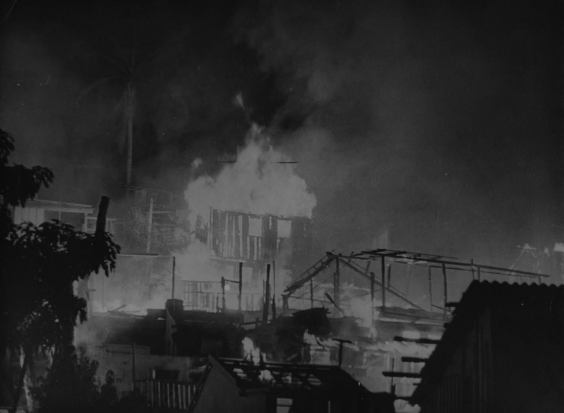 Arquivo:O incêndio na favela em 1964..jpg
