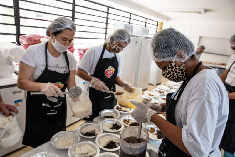 Arquivo:Preparação das marmitas que são distribuídas em Paraisópolis - Foto de Gui Christ - National Geographic.jpg