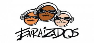 Marca do Instituto Enraizados apresenta uma ilustração com a cabeça de três pessoas usando óculos e fones de ouvido, com o nome Enraizados ao centro.