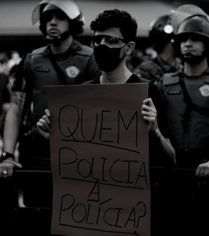 "Quem policia a polícia?" Imagem: IDMRJ.